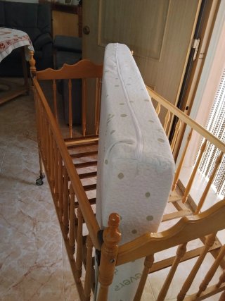 Cuna de bebé de madera