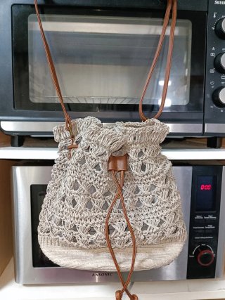 Bolso tipo cubo de mujer beige y marrón