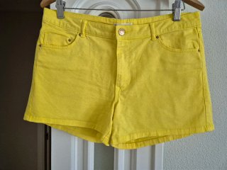 Pantalones cortos amarillos