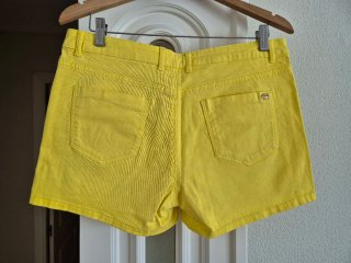 Pantalones cortos amarillos