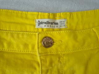 Pantalones cortos amarillos