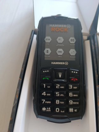 Due telefoni Hammer Rock LTE