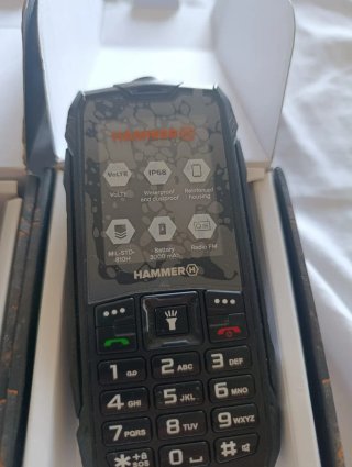 Due telefoni Hammer Rock LTE