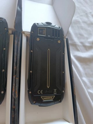 Due telefoni Hammer Rock LTE