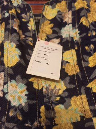 Mono floral negro y amarillo