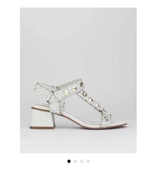 Sandalias blancas tacón tachuelas doradas