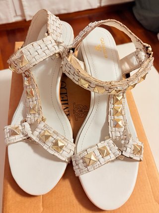 Sandalias blancas tacón tachuelas doradas