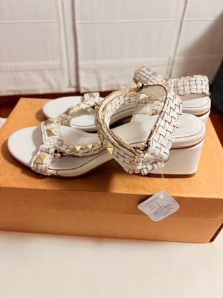 Sandalias blancas tacón tachuelas doradas