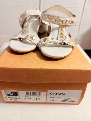 Sandalias blancas tacón tachuelas doradas