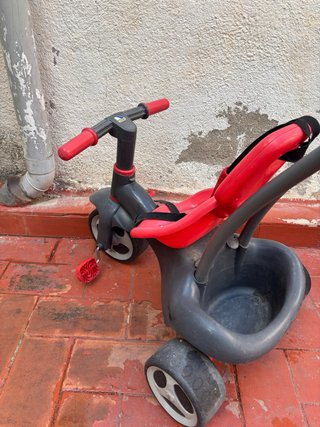 Triciclo infantil con pedales