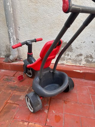Triciclo infantil con pedales