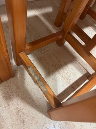 Mesa auxiliar cocina y 2 taburetes madera.
