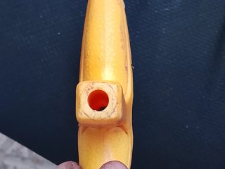 Tirador de plástico amarillo