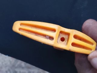 Tirador de plástico amarillo
