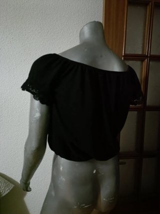 Crop top abullonado negro con cordón y encaje