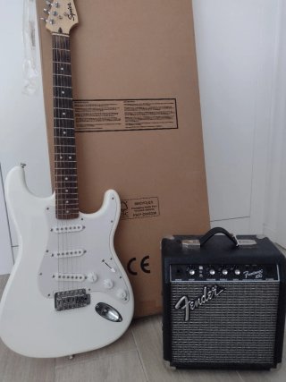 Guitarra Fender Squier y amplificador 10g