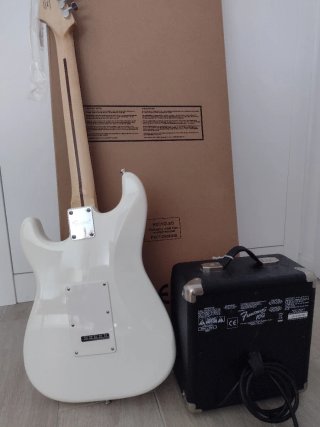 Guitarra Fender Squier y amplificador 10g