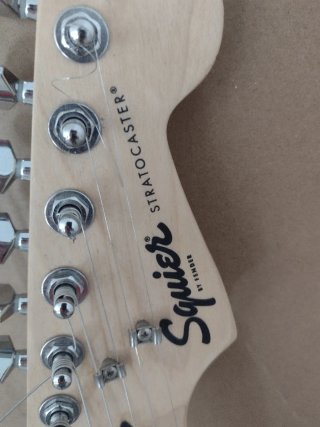 Guitarra Fender Squier y amplificador 10g