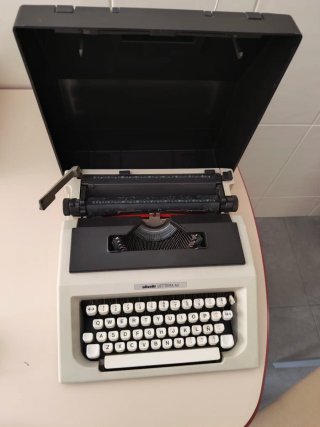 Máquina de escribir Olivetti Lettera 40