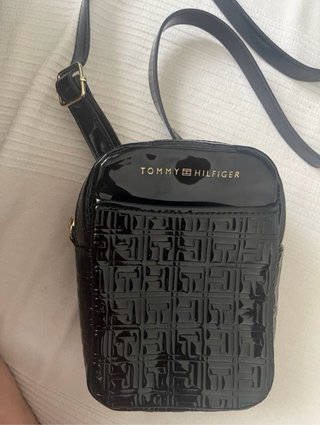 Mini bolso Tommy Hilfiger charol negro