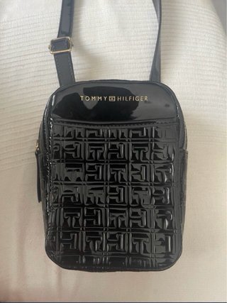 Mini bolso Tommy Hilfiger charol negro