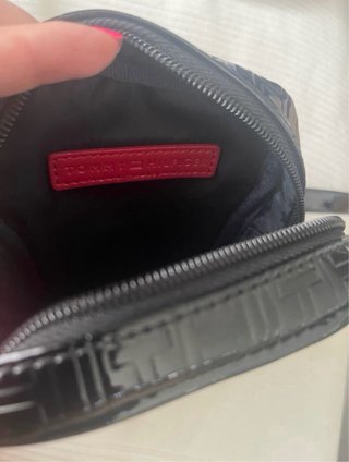 Mini bolso Tommy Hilfiger charol negro