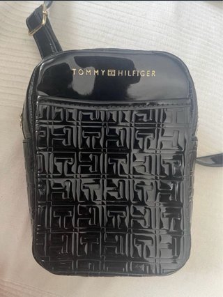 Mini bolso Tommy Hilfiger charol negro