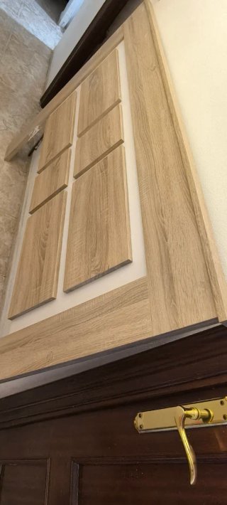 Cabecero de madera, cómoda y mesitas