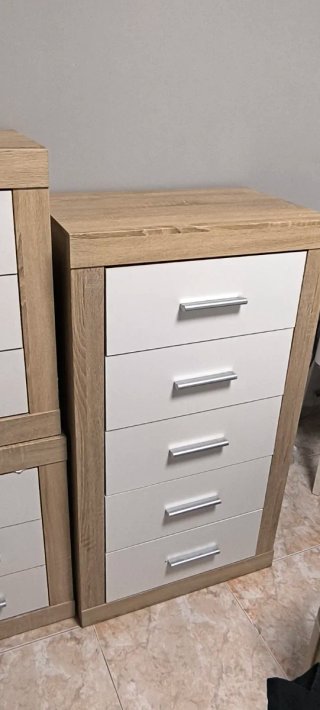 Cabecero de madera, cómoda y mesitas