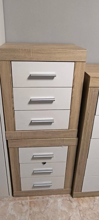 Cabecero de madera, cómoda y mesitas
