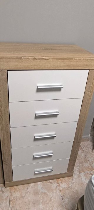 Cabecero de madera, cómoda y mesitas