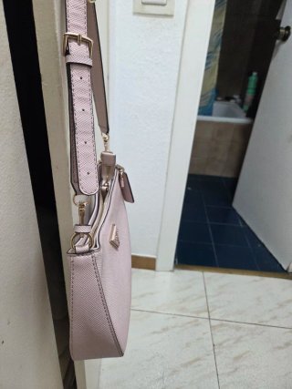 Bolso Guess rosa pastel estilo elegante