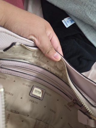 Bolso Guess rosa pastel estilo elegante