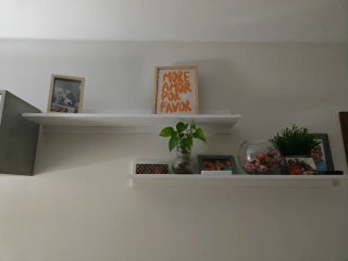 Mueble TV y salón blanco