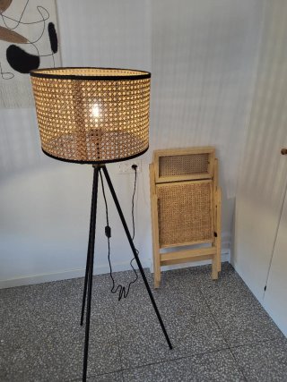 Lámpara de pie y silla plegable ratán