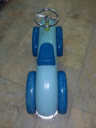 Coche de pedales azul para niños