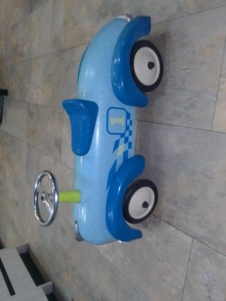Coche de pedales azul para niños
