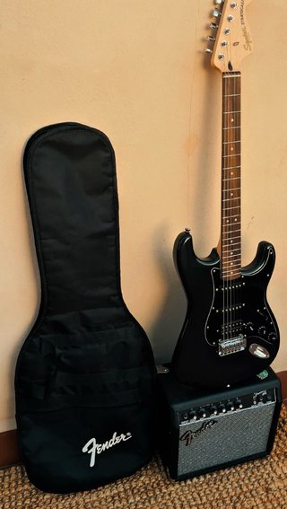 Guitarra Squier by Fender Stratocaster Negra