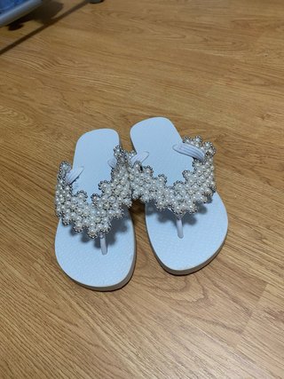 Sandalias blancas con perlas y plata
