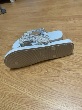 Sandalias blancas con perlas y plata