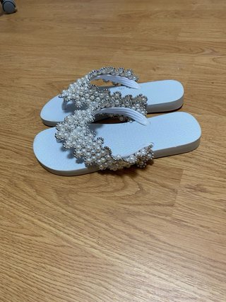 Sandalias blancas con perlas y plata