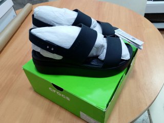 Sandalias Crocs Brooklyn Low Wedge negras
