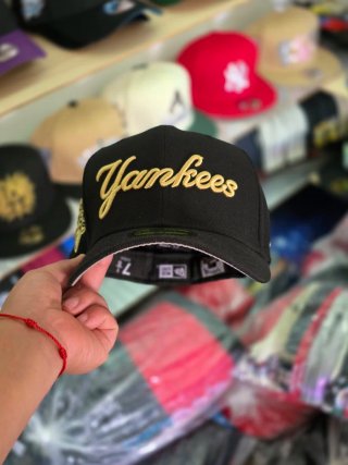 Gorra New Era Yankees Negra y Dorada