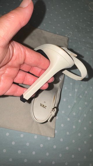 Zapatos Zara Tacon Cadena Dorada Beige