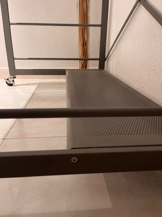 Tavolo da scrivania in metallo e vetro con ruote