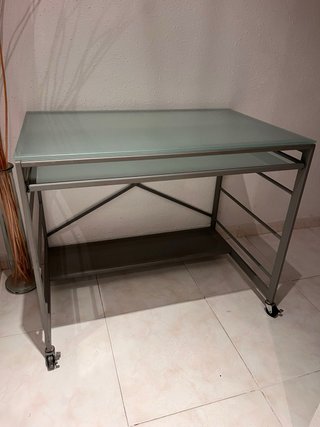 Tavolo da scrivania in metallo e vetro con ruote