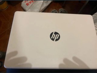 Computer HP bianco con cavo alimentazione