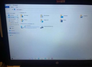 Computer HP bianco con cavo alimentazione