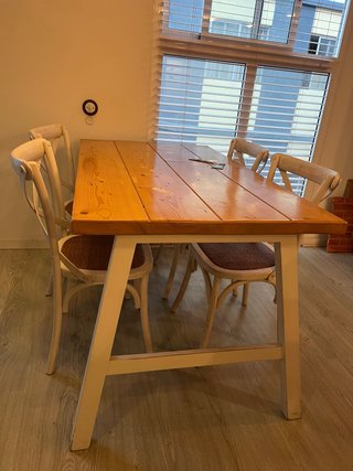 Mesa de comedor y 4 sillas