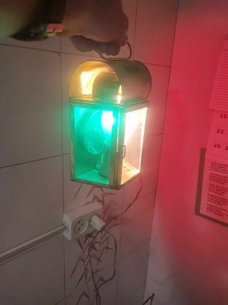 Farol antiguo dorado con luces